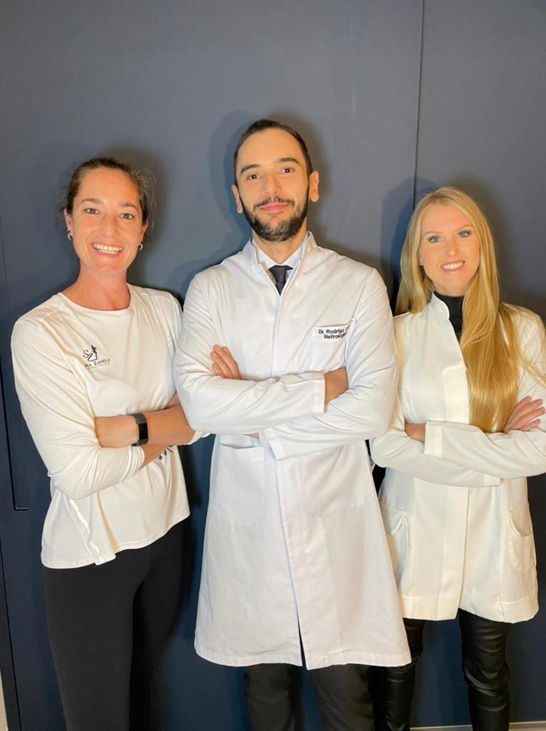 Dr. Rodrigo Leite com a equipe do consultório